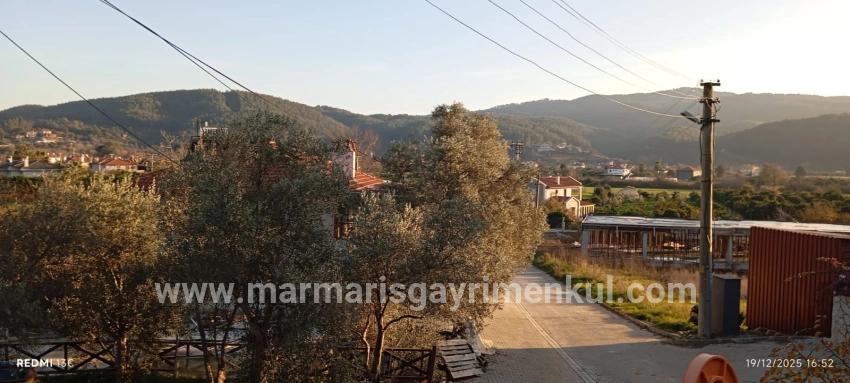 In Akyaka, 8 Km Entfernt, Steht Ein 1186 M² Großes Grundstück Zum Verkauf, Auf Dem Ein Villenprojekt Mit 15 Zimmern Geplant Ist.