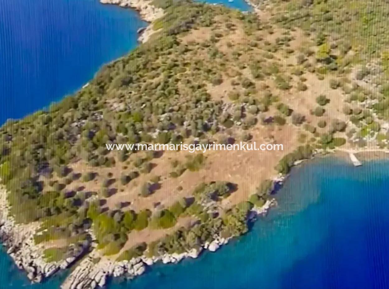 Die Zum Verkauf Stehende Insel Im Golf Von Gökova Im Bezirk Marmaris Hat Eine Grundstücksfläche Von 365000M2 Und Es Befindet Sich Ein Eingetragenes Haus Darin.