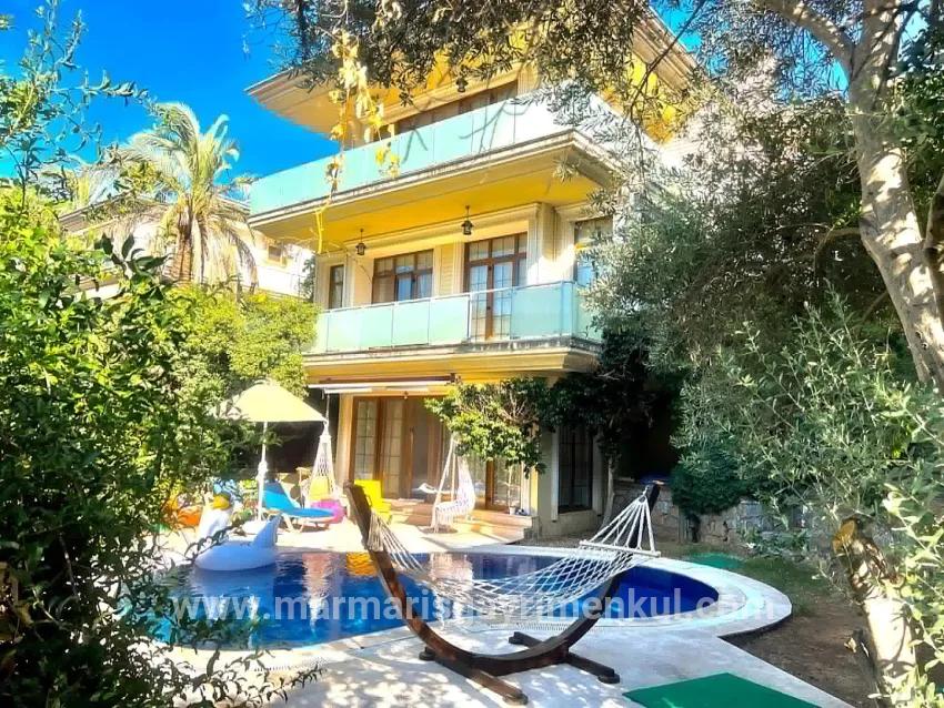 Для продажи Семейный дом 4+2 в Armutalan Marmaris - 970 m²