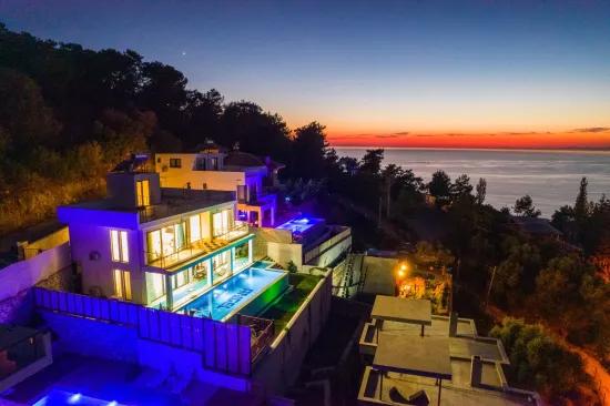 Faralya'da deniz manzaralı muhteşem bir villa