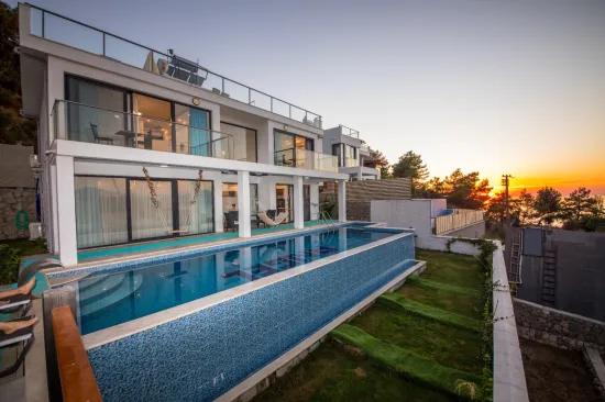 Faralya'da deniz manzaralı muhteşem bir villa