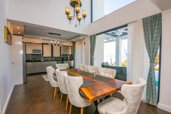 Faralya'da deniz manzaralı muhteşem bir villa