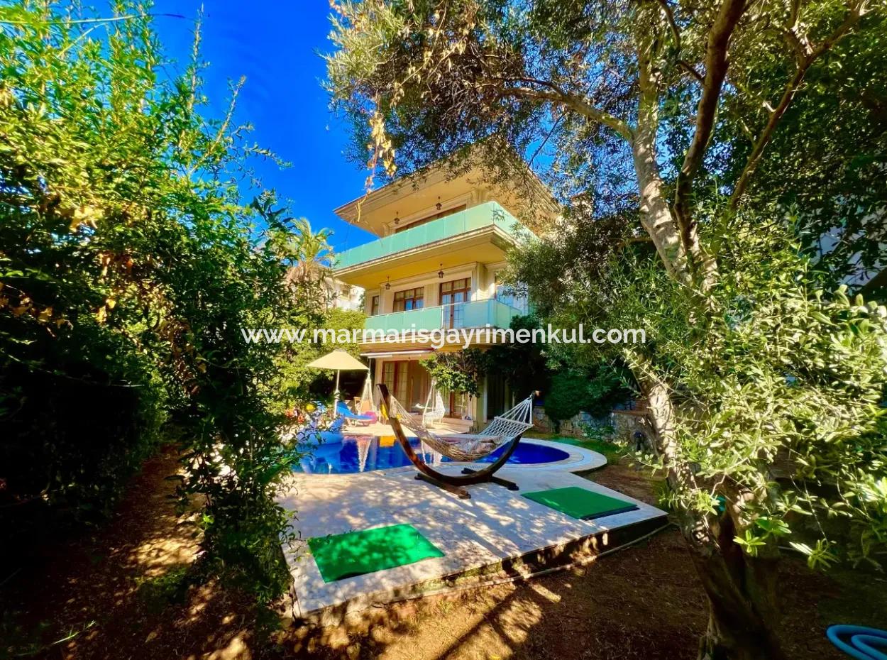 Marmaris Armutalan Mevkiisinde 900M2 Arsa Payı Mevcut 4 Oda 2 Salon 5 Banyo 450M2 Satılık Konak