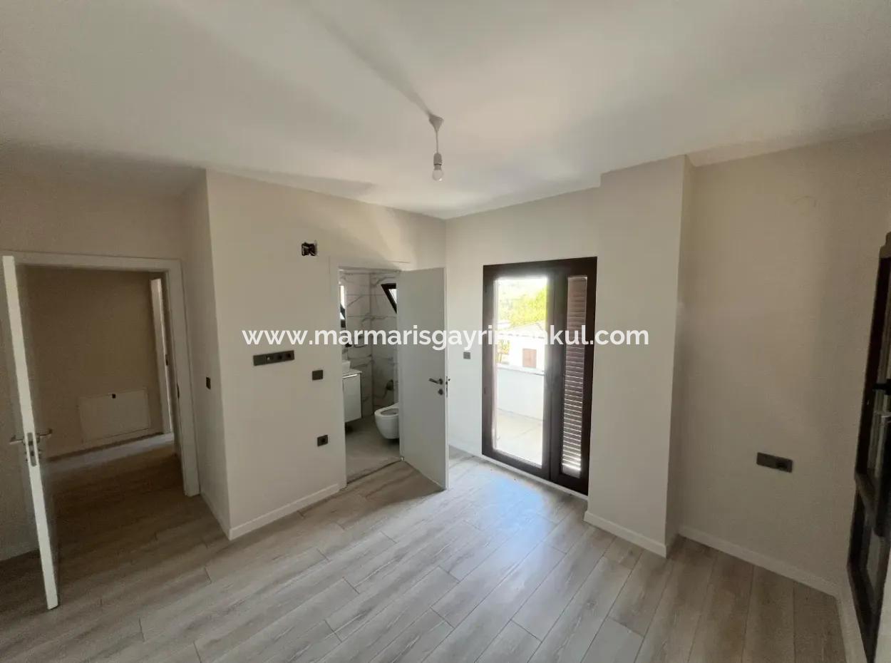 Marmaris Çetibeli Mahallesinde Orman Manzaralı Müstakil Bahçeli Yüzme Havuzlu Site İçerisinde 3 Oda 3 Banyo Satılık Villa