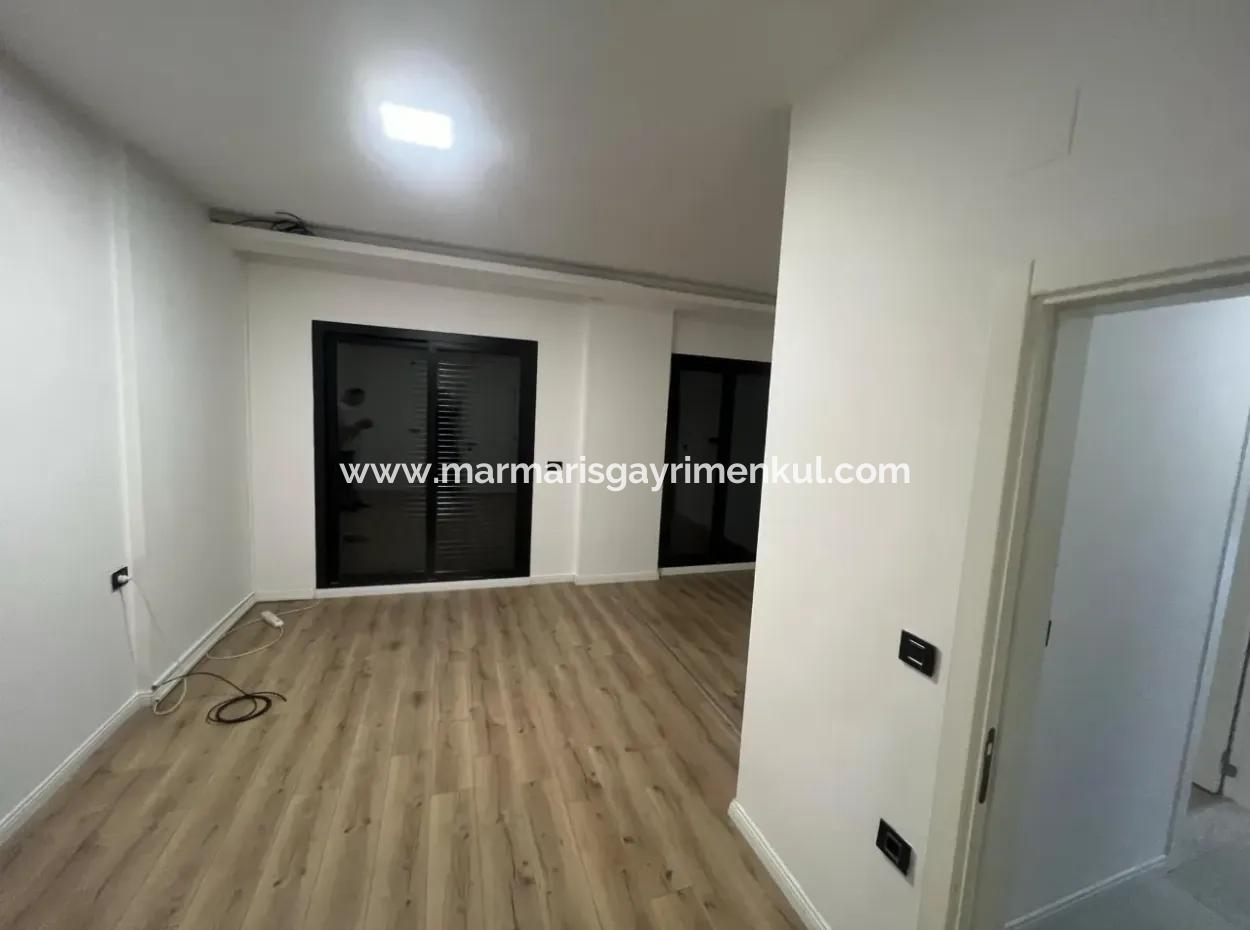 Marmaris Merkezinde Şık Site İçerisinde Giriş Kat Bahçeli Lüks 3 Oda 1 Salon Otoparklı Satılık Daire