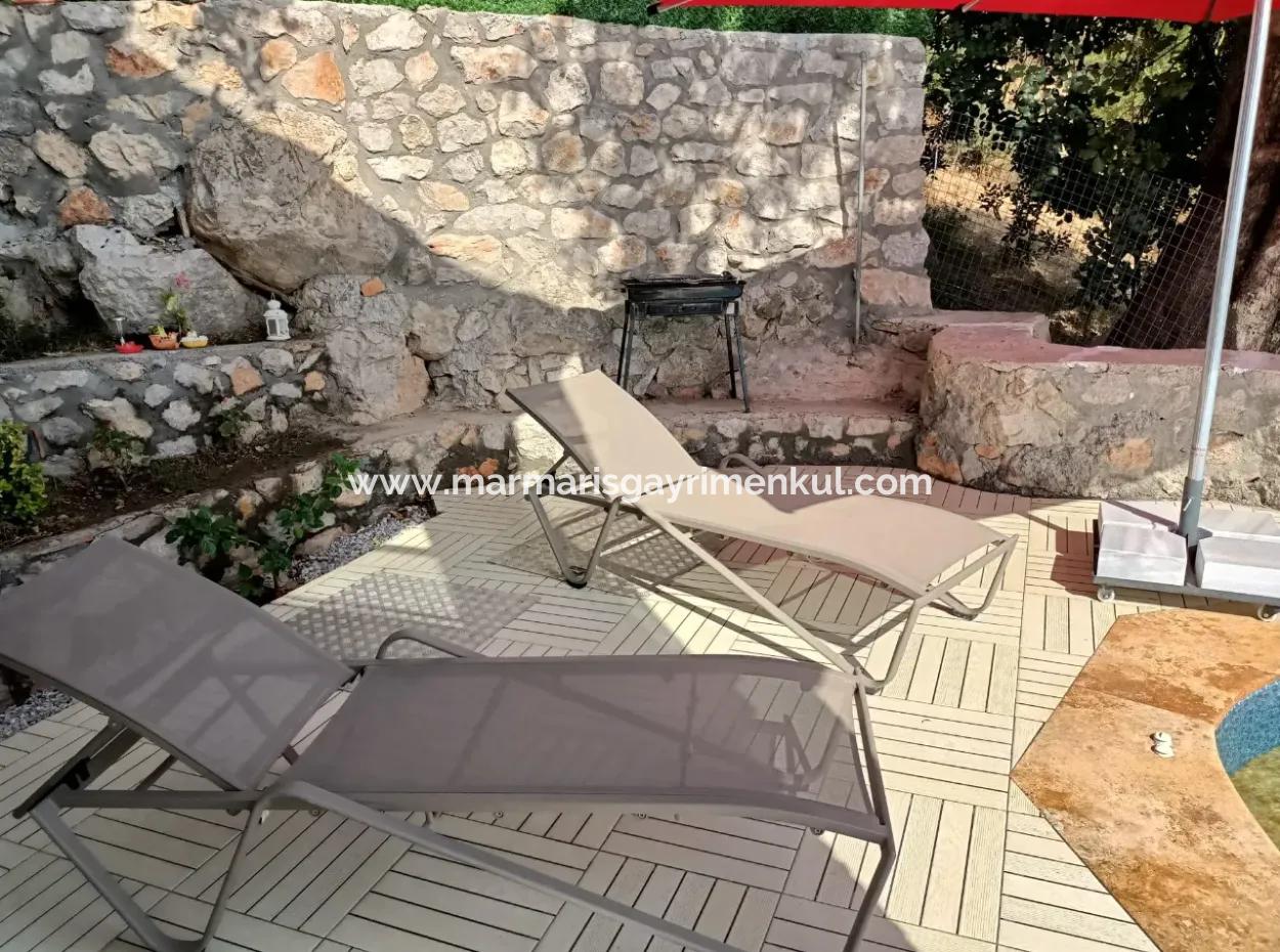 Marmaris Söğüt Köyünde Muhteşem Deniz Manzaralı Yüzme Havuzlu Otoparklı 3 Oda 1 Salon Bahçeli 200M2 Kullanım Alanı Mevcut Satılık Villa