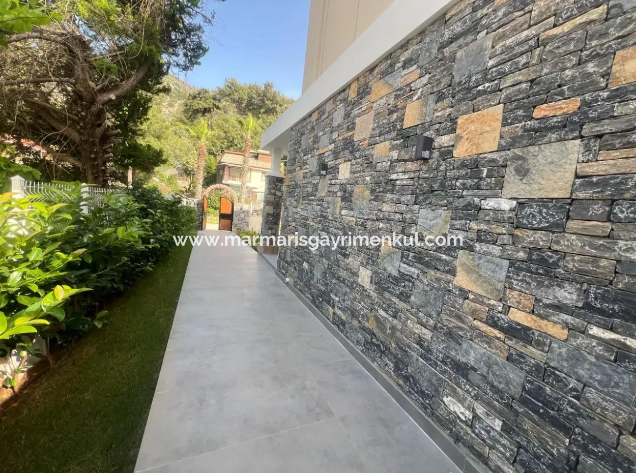 Marmaris İlçesi İçmeler Mahallesinde Orman Manzaralı Tam Müstakil 450M2 Arsa İçerisinde Yüzme Havuzlu 4 Oda 4 Banyo 240M2 Satılık Ultra Lüks Villa