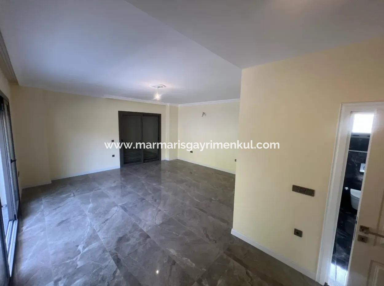 Marmaris İlçesi İçmeler Mahallesinde Orman Manzaralı Tam Müstakil 450M2 Arsa İçerisinde Yüzme Havuzlu 4 Oda 4 Banyo 240M2 Satılık Ultra Lüks Villa