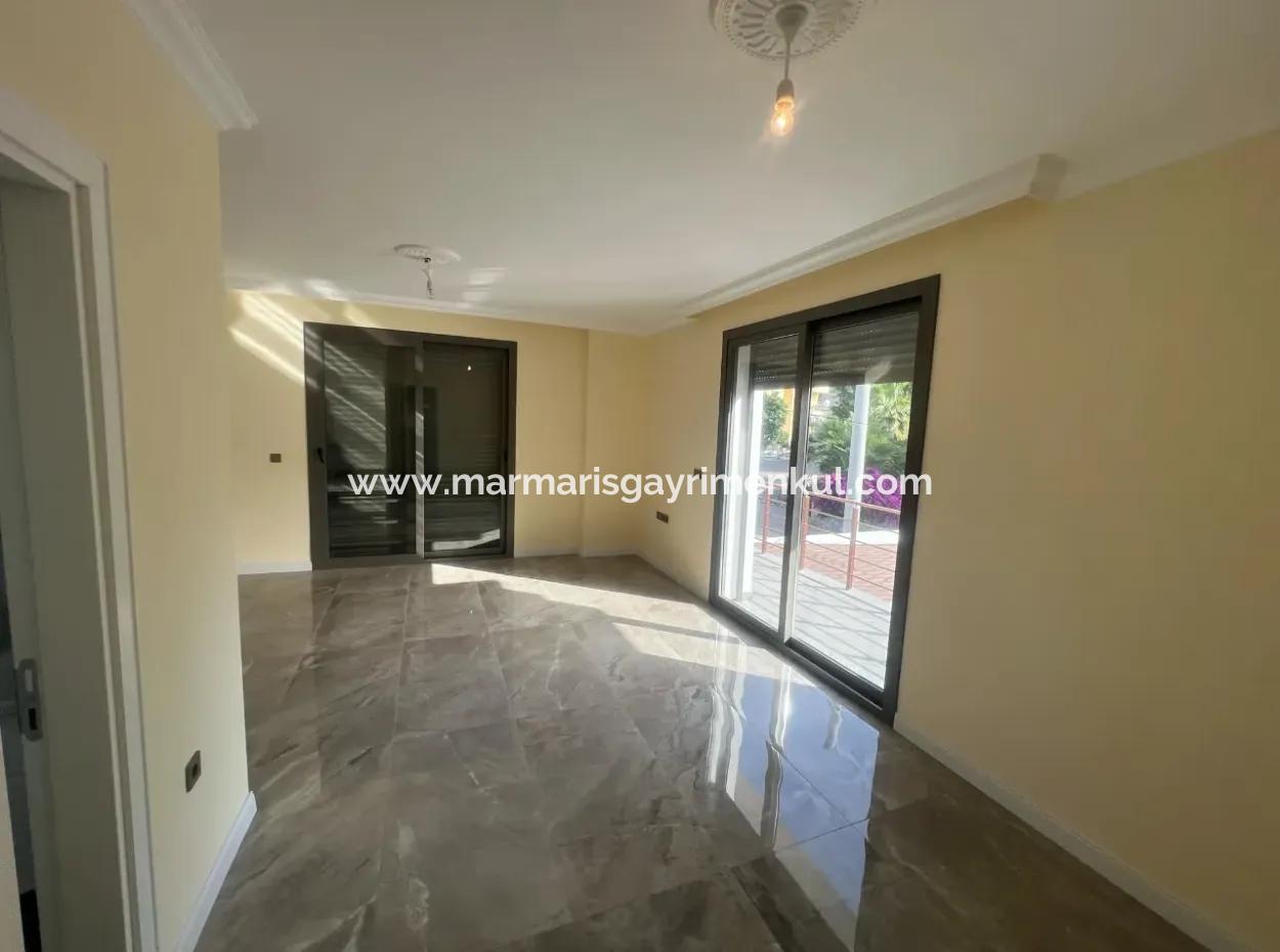 Marmaris İlçesi İçmeler Mahallesi Denize Yakın Müstakil Yüzme Havuzlu Yeni Bina 350M2 Arsa İçerisinde 3 Oda 1 Salon 3 Banyo 200M2  Ultra Lüks Satılık Villa