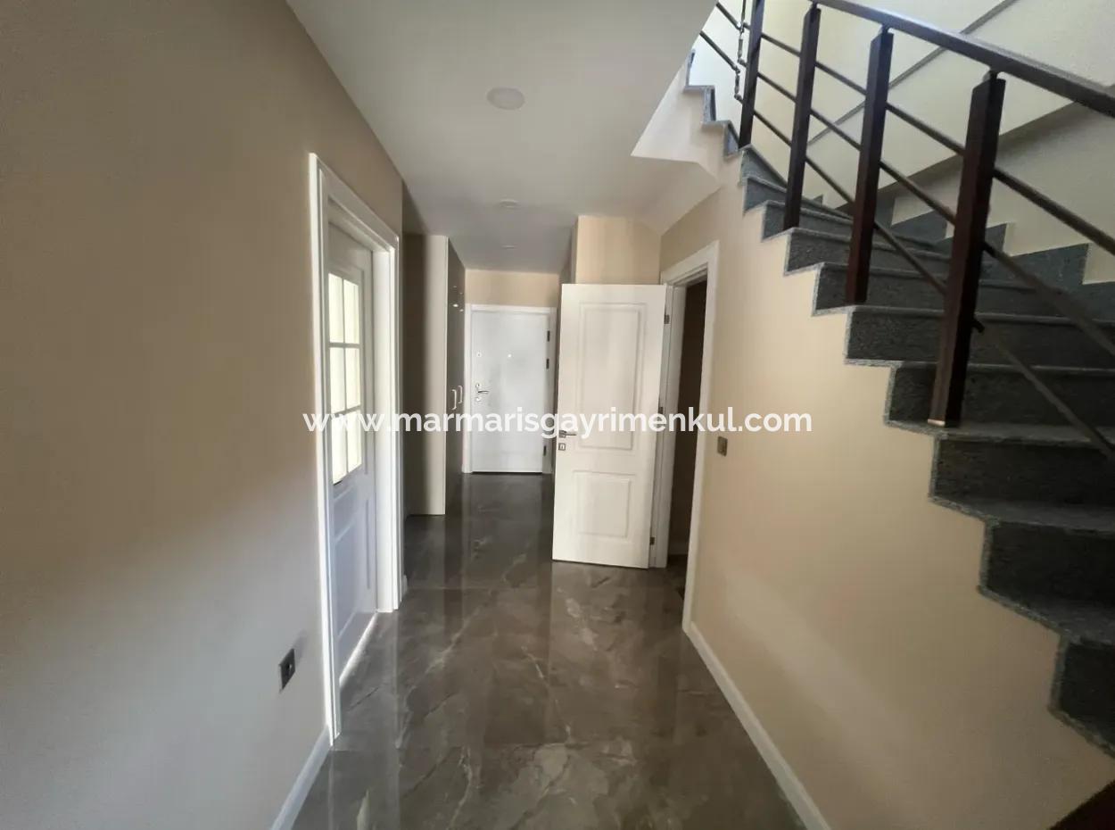 Marmaris İlçesi İçmeler Mahallesi Denize Yakın Müstakil Yüzme Havuzlu Yeni Bina 350M2 Arsa İçerisinde 3 Oda 1 Salon 3 Banyo 200M2  Ultra Lüks Satılık Villa