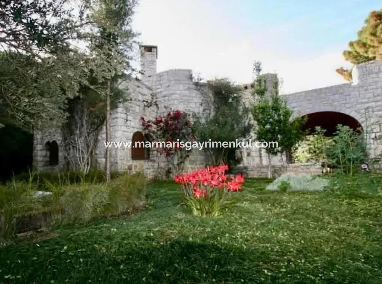 Marmaris Bölgesinde 81000M2  Satılık Ada 31000M2 Tapu İçerisinde Yasal Evi Bulunan Resmi Elektrik Su Mevcut Malikane