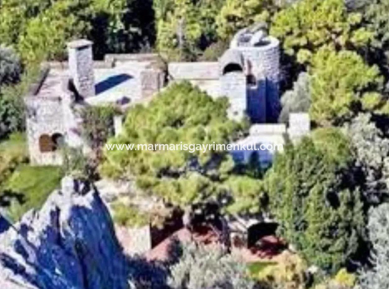 Marmaris Bölgesinde 81000M2  Satılık Ada 31000M2 Tapu İçerisinde Yasal Evi Bulunan Resmi Elektrik Su Mevcut Malikane